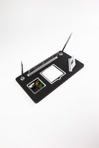 حامل اسم مكتبي من الجلد مع منظم وأقلام اثنين، أسود كروم مفصل.