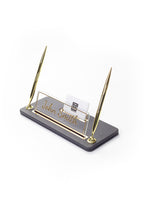 حامل اسم مكتبي من الجلد مع قلمي حبر أسود مزين بالذهب.