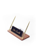 حامل اسم مكتبي من الجلد مع قلمي حبر أسود مزين بالذهب.